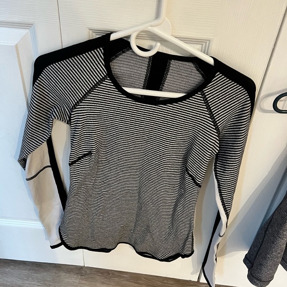 Lululemon Runder Under Long Sleeve Black
& White Striped Reversible Shirt - Picture 4 of 4